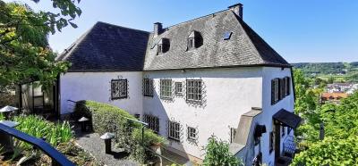 Adenauerhaus Nordosten mit Hof