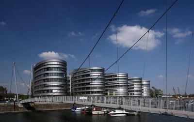 Brücke mit dem Bürogebäude Five Boats im Hintergrund