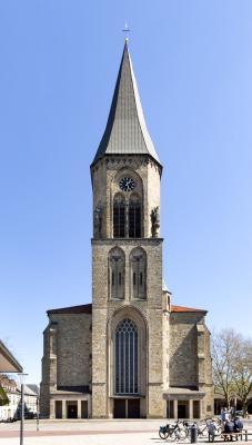 Frontansicht der Eingangsfassade mit Kirchturm