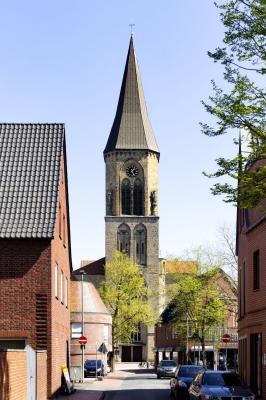 Kirchturm von Süden im Straßenraum
