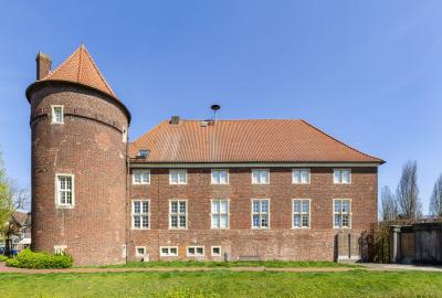 Südwestansicht mit rundem Turm