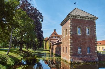 Südostansicht mit Wassergraben