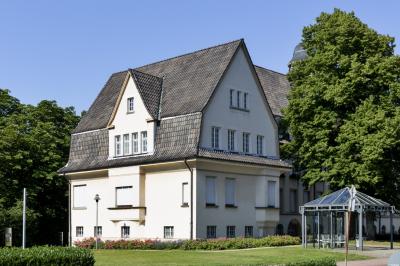 Nebengebäude mit Dienstwohnung
