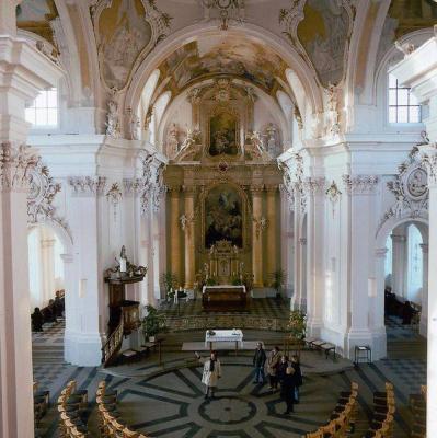 Blick von der Orgelempore auf den Chor