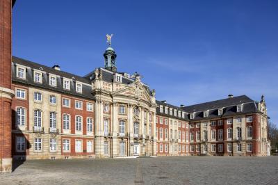 Schloss mit Ehrenhof