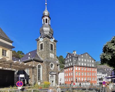 Rotes Haus neben Kirche