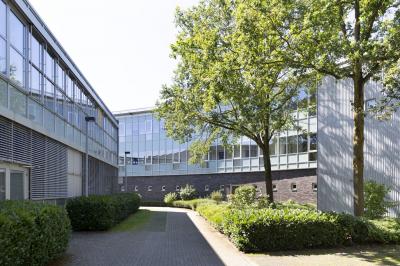 bogenförmiges Hauptgebäude mit Riegelbau