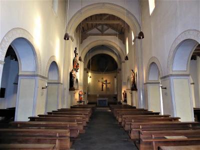 Kirchenraum mit Rechteckpfeilern der Arkaden des Mittelschiffs