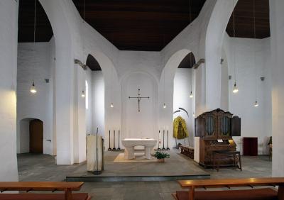 Detailansicht des Chors mit Altarraum und Orgel