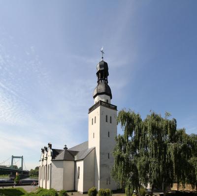 Außenperspektive Ostturm mit Ballustrade, Achteckgeschoss und Kuppeldach mit Schweifhaube