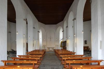 Kirchenraum mit flacher Holzbalkendecke, Rechteckpfeiler der Rundbogenarkaden des Mittelschiffs 