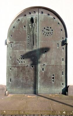 Von Joachim Schürmann entworfenes Bronzeportal mit figürlicher Darstellung des heiligen Clemens