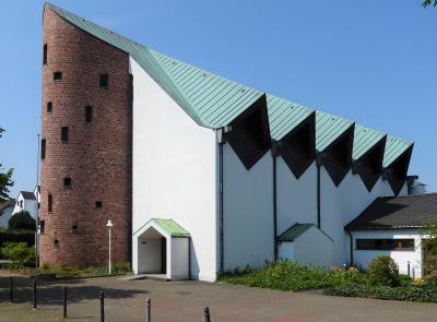 Außenperspektive, südliche Apsis und Haupteingang, markantes Dachfaltwerk