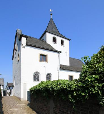 Straßenperspektive, rechts Kirchhofeinfriedung