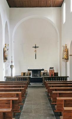 Blick zur Ostapsis mit Altar
