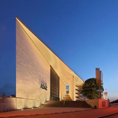 ADAC Gebäude zur Blauen Stunde - Haupteingang