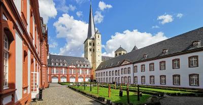 Prälaturhof mit Abteikirche St. Nikolaus