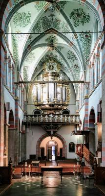 Kircheninnenraum mit Blick Richtung Orgel