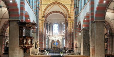 Kircheninnenraum mit Blick zum Chor
