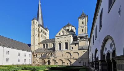 Marienhof mit Blick auf die Südseite der Abteikirche