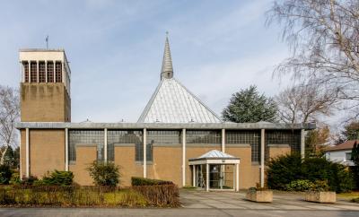 Frontansicht aus Blickrichtung Süden mit Kirchturm, Dachpyramide und Haupteingang