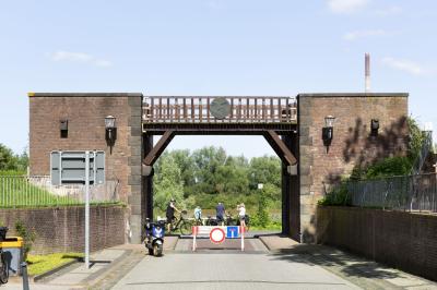 Frontansicht mit Straßendurchführung und Deichbrücke