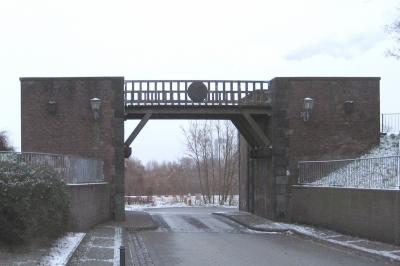 Frontansicht mit Straßendurchführung und Deichbrücke