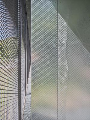 Natürliche Belichtung und Schattenwurf des Sonnenschutzes aus Streckmetall