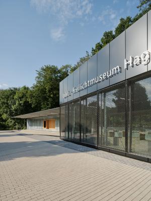 Empfangsgebäude mit Kassenbereich, im Hintergrund der Wartebereich der elektrischen Wegebahn 