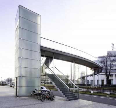 Aufzug und Treppenaufgang der Telekom-Fussgängerbrücke