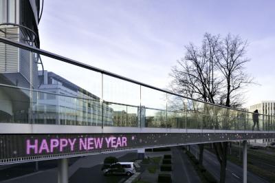 Telekom-Fussgängerbrücke mit Schriftzug