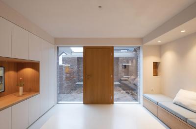 Wohnzimmer, Blick in den Vorhof