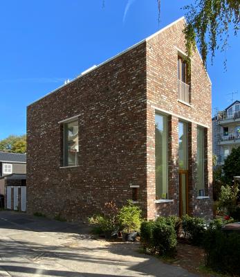 Straßenperspektive Giebelseite mit Garten aus Blickrichtung Südwesten