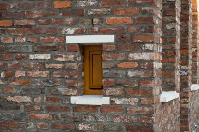Detailansicht Mauerwerk mit holzsichtiger Lüftungsöffnung