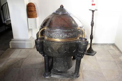 Taufbecken aus schwarzem Granit (12. Jahrhundert, Rhein-Maas-Gebiet, Deckelaufsatz von 1912)
