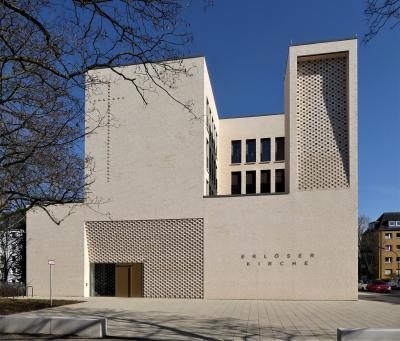 Westansicht, Versprung in der Geschossigkeit, exponierter Kirchturm