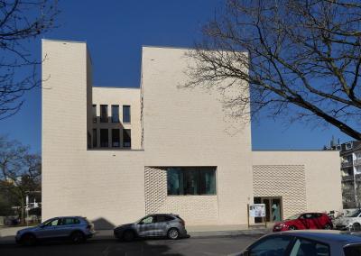 Straßenansicht aus Blickrichtung Süden, Haupteingang KITA