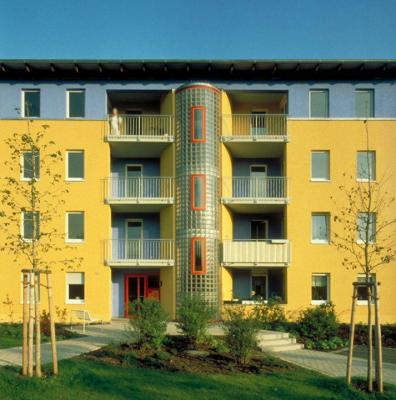 Die ovalen Treppenhäsuer strukturieren die Fassade