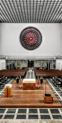 Kircheninnenraum mit Blick über den Altar in Richtung zum großen Rosettenfenster