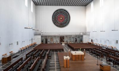 Kircheninnenraum mit Blick zum großen Rosettenfenster