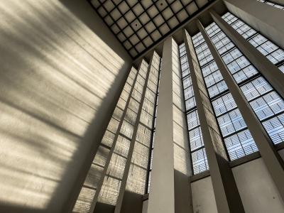 einfallendes Licht durch die Kirchenfenster an der Lichtkammer