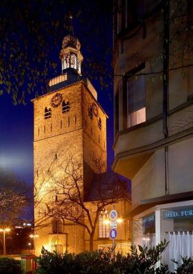 Der Kirchturm in der Dämmerung