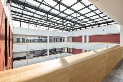 Zentrales Atrium mit offenen Galerien