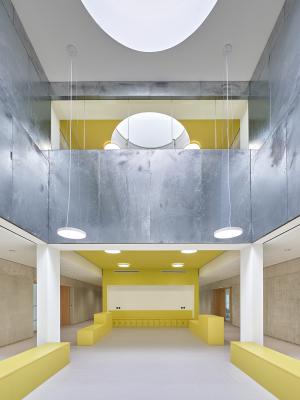 Zentrale Halle mit natürlicher Belichtung