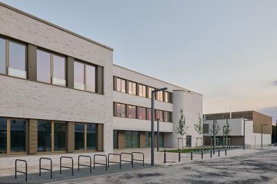 Frontansicht mit Schulhof