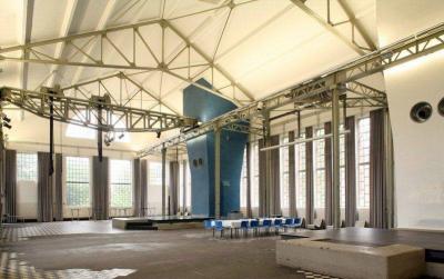 Ehemalige Maschinenhalle mit Kranbahn und Entlüfterkamin