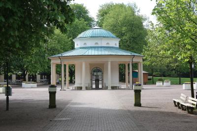 Blick auf den Brunnentempel von 1842 im Kurpark Bad Meinberg