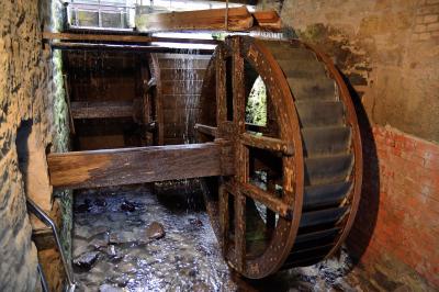 Großes (hinten) und kleines Wasserrad