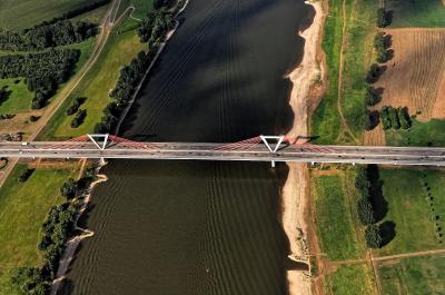 Luftbild der Flughafenbrücke Düsseldorf