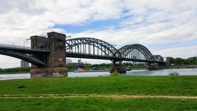 Blick auf die Südbrücke von den Poller Wiesen aus